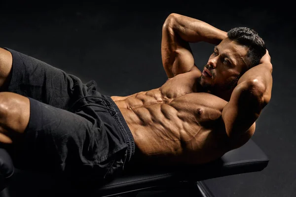 Hombre entrenando abdominales en la estera . —  Fotos de Stock