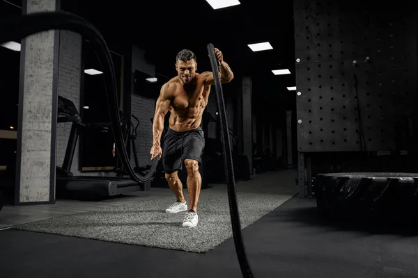 Olahraga otot berlatih dengan tali. — Stok Foto