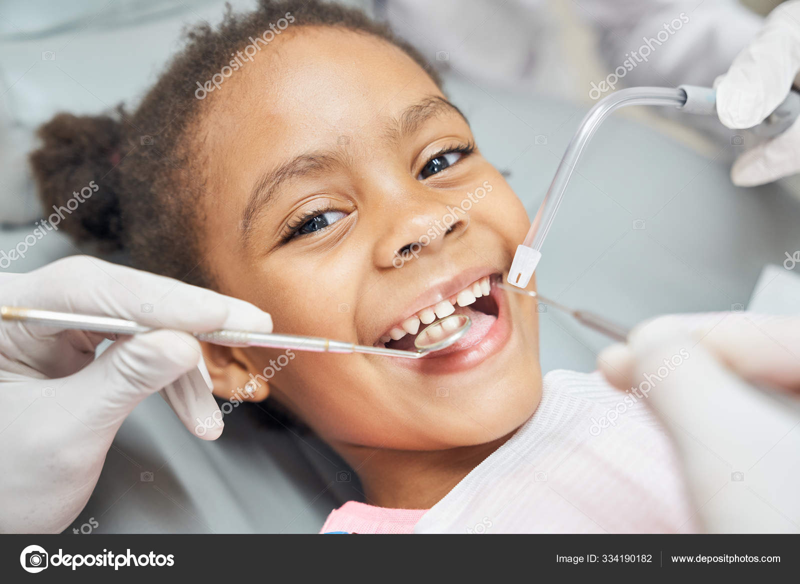 Enfant Portant Un Bavoir Dentaire Assis Sur Une Chaise Dans Un Cabinet  Dentaire Avec La Bouche