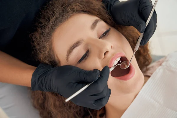 Chica encantadora revisando sus dientes en la clínica moderna — Foto de Stock