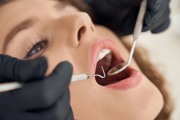 Крупним планом молода дівчина робить усний огляд в стоматологічній клініці — стокове фото