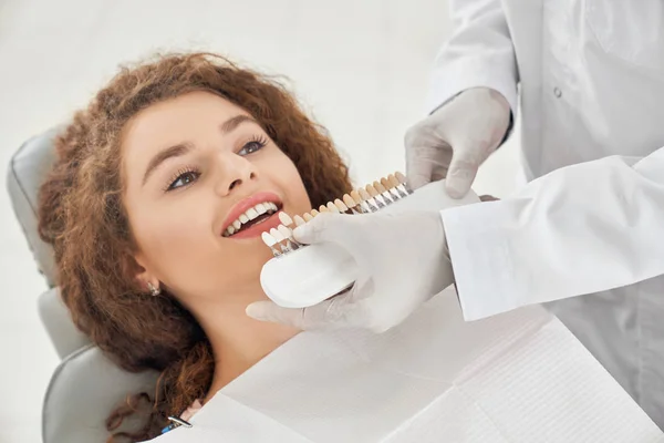 Yakışıklı kız beyazlatma işlemi için dişçi kliniğine gidiyor. — Stok fotoğraf