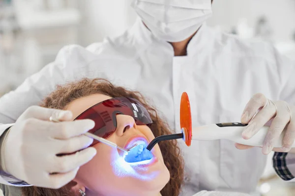 Atrakcyjna pani robi zabieg wybielania w klinice stomatologicznej — Zdjęcie stockowe