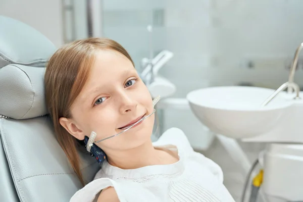 ऑर्थोडॉन्टिक्स कंस सह दंत खुर्चीत मुलगी पोर्ट्रेट — स्टॉक फोटो, इमेज
