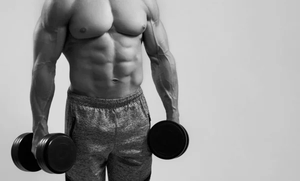 Muskulöser kräftiger Bodybuilder mit Kurzhanteln — Stockfoto