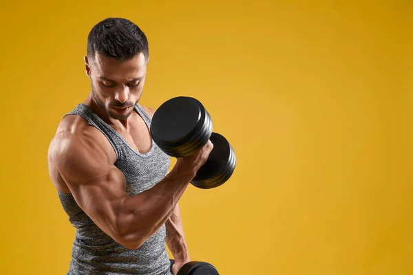 Strong brutal bodybuilder lifting heavy weight — Stock Photo, Image