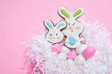 Yuvada zencefilli kurabiye ve yumurta.