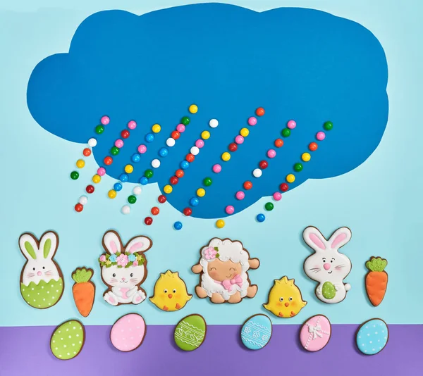 Galletas de Pascua esmaltadas y bolas de chocolate . — Foto de Stock