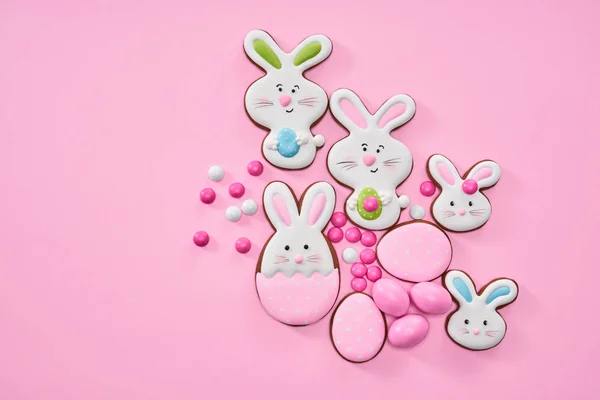 Schöne Ingwerkekse und Bonbons zu Ostern. — Stockfoto