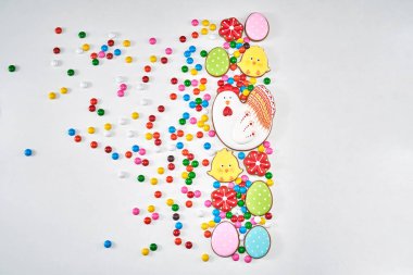 Paskalya zencefilli kurabiyeleri ve renkli çikolata topları.