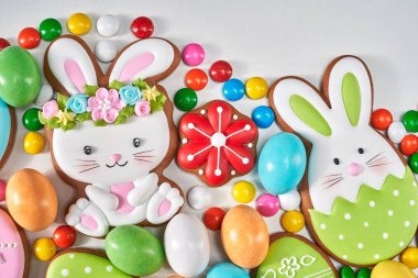 Paskalya zencefilli kurabiyeleri beyaz üzerine izole.