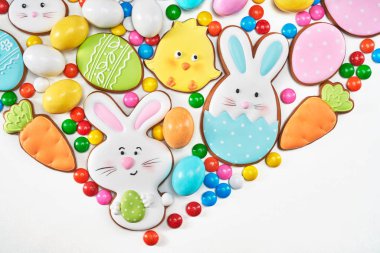 Beyaz üzerine izole edilmiş farklı Paskalya zencefilli kurabiyeleri..