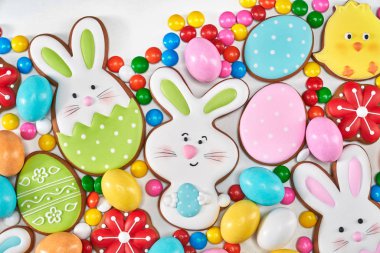 Paskalya zencefilli kurabiyeleri beyaz üzerine izole.