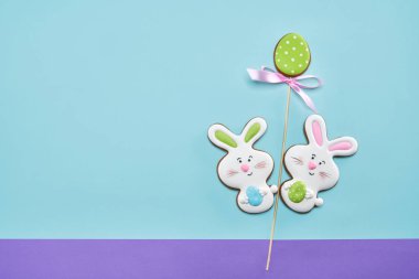 Yumurtalı tavşan şeklinde zencefilli kurabiye..