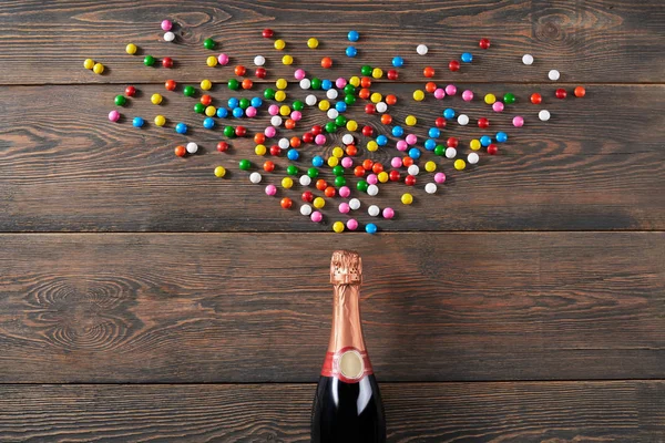 Bolas de chocolate com casca de açúcar e champanhe . — Fotografia de Stock