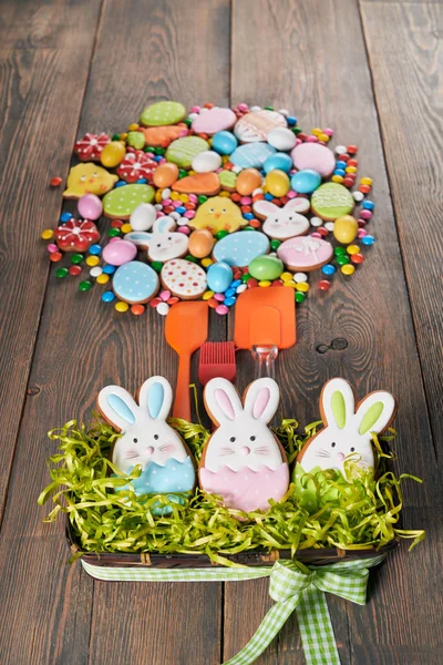 Bunte Osterkekse und Spachtel auf dem Tisch. — Stockfoto