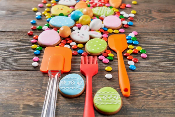 Easter ginger cookies and spatulas on table. — Stock Photo, Image