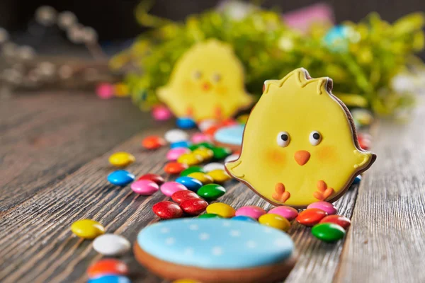 Colorful easter cookies on wooden table. — Stock Photo, Image