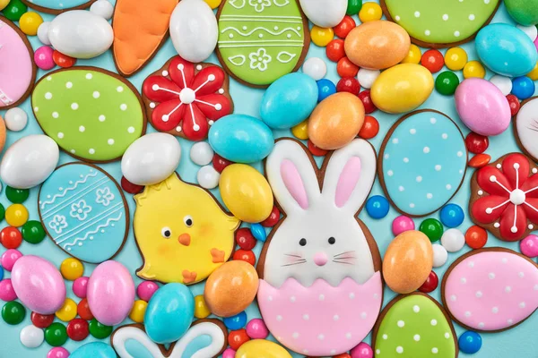 Ingwerkekse und Erdnussbonbons zu Ostern. — Stockfoto