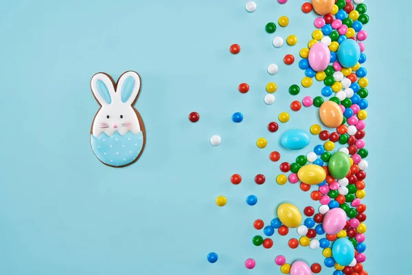 Colorida galleta de jengibre de Pascua y bolas de chocolate . — Foto de Stock