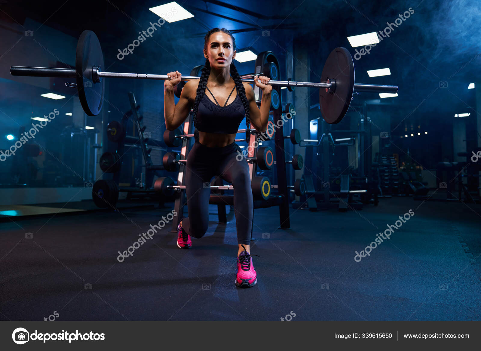 Mujer haciendo sentadillas con barra — Foto de stock #339615650