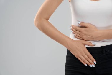 Karın ağrısı çeken bir kadın..