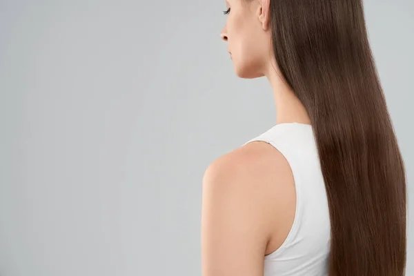 Hosszú hajú nő hátulnézete. — Stock Fotó
