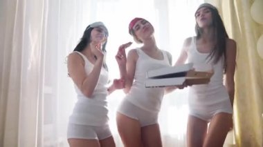 Göz kamaştırıcı bayanlar, bekarlığa veda partisinde lezzetli pizzalarla eğleniyorlar.