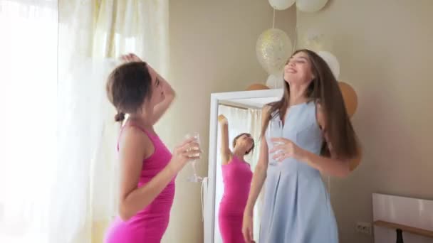 Meninas dançando, rindo e bebendo champanhe na festa das galinhas — Vídeo de Stock