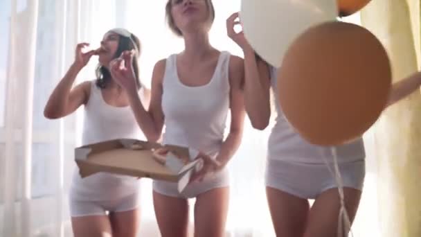 Szczęśliwi przyjaciele świętują domowe przyjęcie z pizzą i balonami — Wideo stockowe