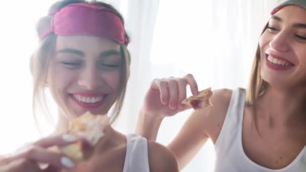 Aantrekkelijke vrouwen genieten van heerlijke pizza op vrijgezellenfeest — Stockvideo