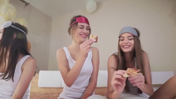 Εσωτερική πορτρέτο των χαρούμενων εκπληκτική κυρίες απολαμβάνοντας πίτσα — Αρχείο Βίντεο