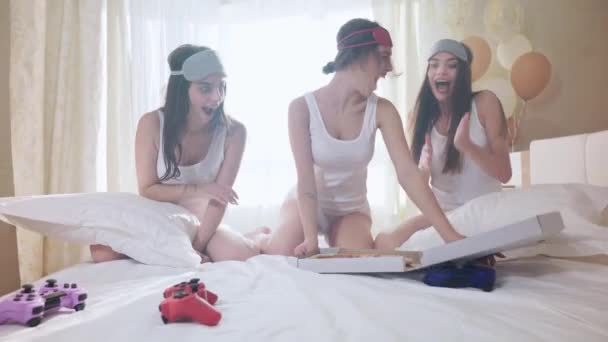幸せな女の子でベッドウェア注文ピザのためにブライダルシャワー — ストック動画