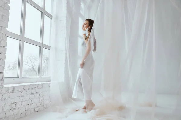 Portrait of girl posing in silk dress. — Stock Photo, Image