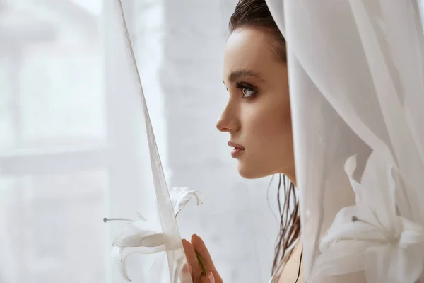 Retrato de menina posando com flor de lírio . — Fotografia de Stock