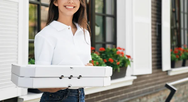 Χαμογελώντας deliverywoman κρατώντας κουτιά πίτσα. — Φωτογραφία Αρχείου