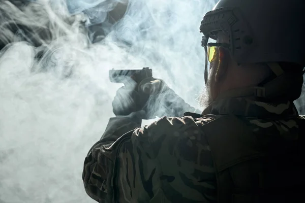 Velho oficial militar apontando com arma . — Fotografia de Stock