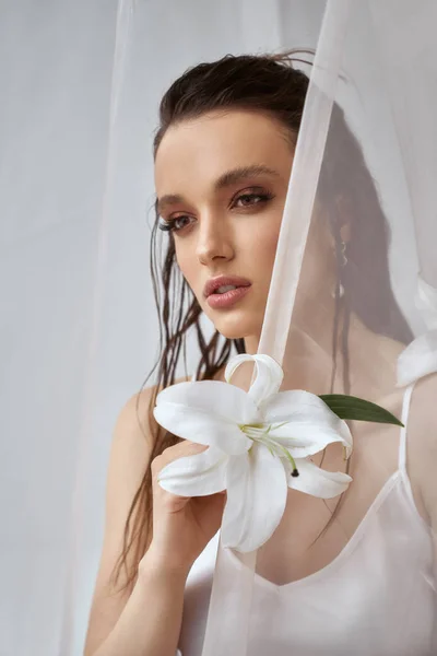 Retrato de menina posando com flor de lírio . — Fotografia de Stock