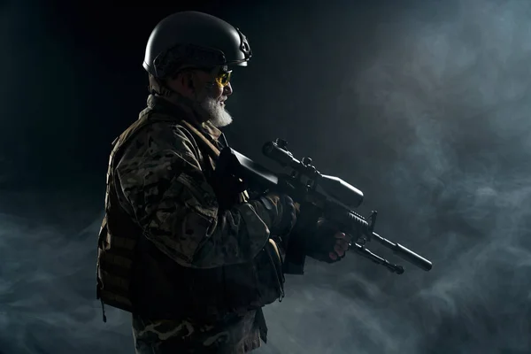 Starý vojenský důstojník drží odstřelovací pušku. — Stock fotografie