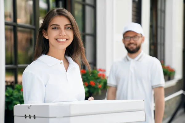 Mujer sonriente sosteniendo cajas de pizza . — Foto de Stock