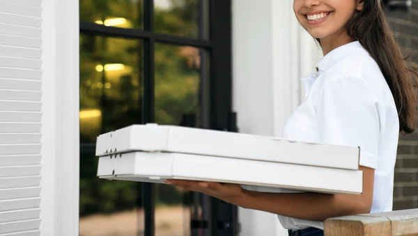 Περικοπή των deliverywoman εκμετάλλευση κουτιά πίτσα. — Φωτογραφία Αρχείου