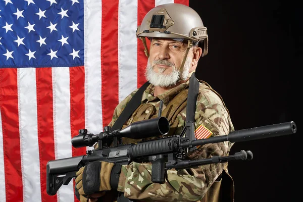 Old military officer holding sniper rifle. — Stock Photo, Image