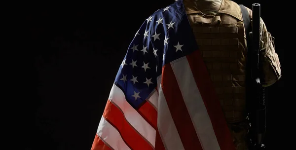 Oříznutí amerického vojáka s vlajkou a puškou. — Stock fotografie