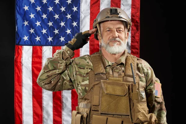 Oude Amerikaanse militaire officier salueert. — Stockfoto