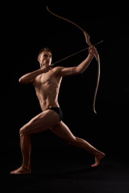 Atletik okçu yayla ateş ediyor..