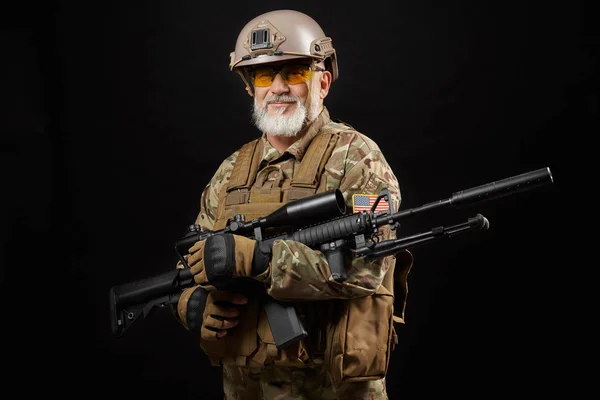 Régi katonai tiszt mesterlövész puskával.. — Stock Fotó