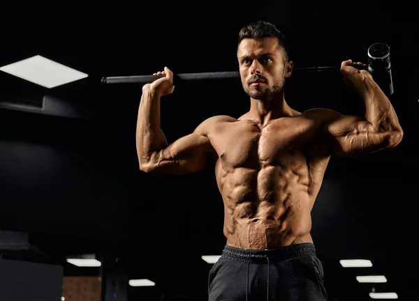 Muskuløs mann med slegge i gymsalen.. – stockfoto