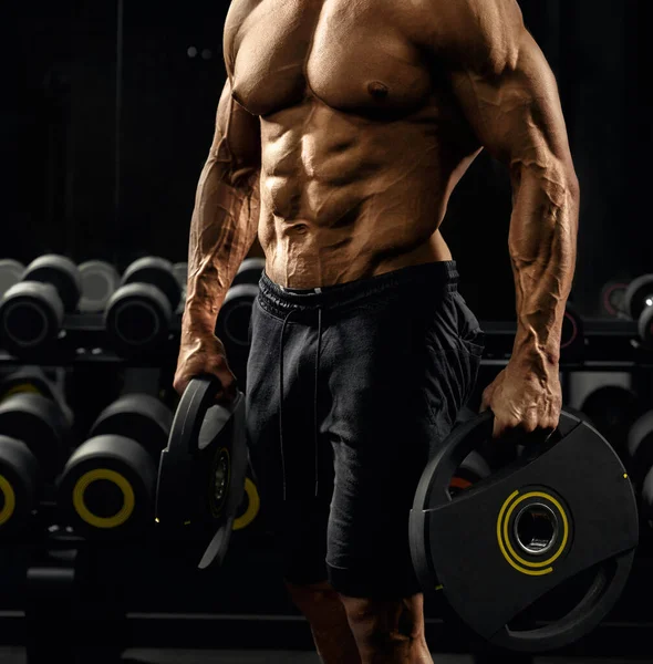 Mannelijke bodybuilder met gewichten. — Stockfoto