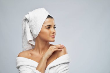 Duştan sonra bornozla poz veren kadın..