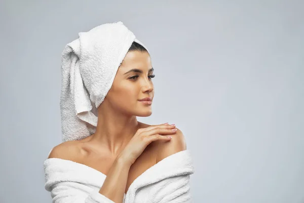 Mujer posando en albornoz después de la ducha . —  Fotos de Stock